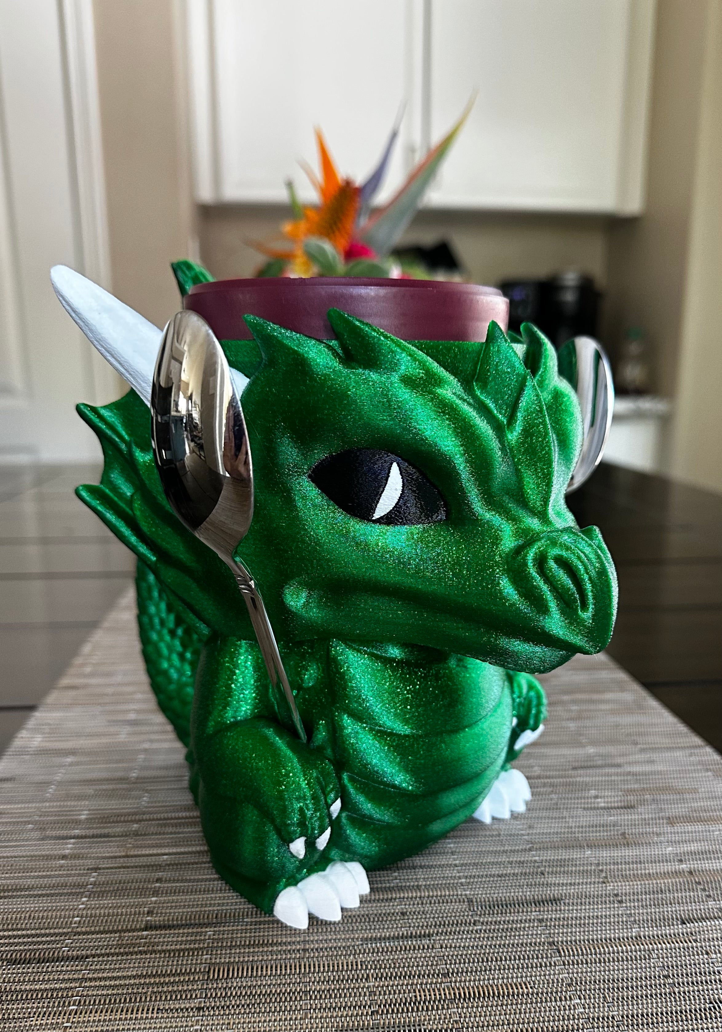Dragon Pint Ice Cream Holder